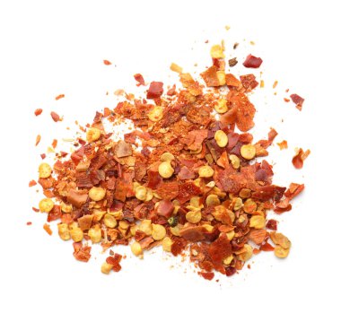 Kırmızı biber taneleri yığını beyaza izole edilmiş, en üstte.