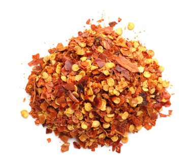 Kırmızı biber taneleri yığını beyaza izole edilmiş, en üstte.