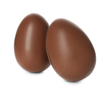 Beyaza izole edilmiş iki lezzetli çikolata yumurtası. Mutlu Paskalyalar