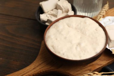 Taze maya hamuru ve malzemeler ahşap masada, yakın plan. Metin için boşluk