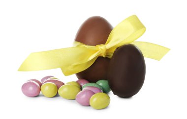 Beyaz üzerine izole edilmiş renkli şekerli lezzetli çikolata yumurtaları. Mutlu Paskalyalar