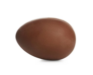Beyaza izole edilmiş lezzetli bir çikolata yumurtası. Mutlu Paskalyalar