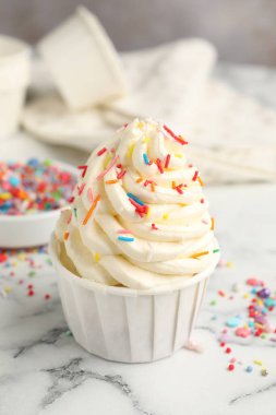 Beyaz mermer masaya serpiştirilmiş lezzetli kek, yakın plan.