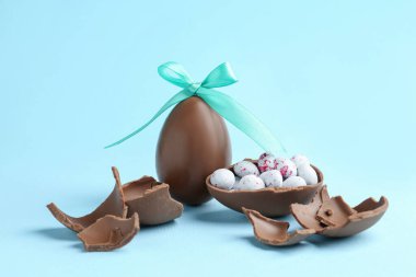 Açık mavi arka planda çikolatalı yumurtalar. Mutlu Paskalyalar