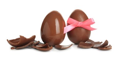 Tam ve kırılmış çikolata yumurtaları beyaza izole edilmiş. Mutlu Paskalyalar