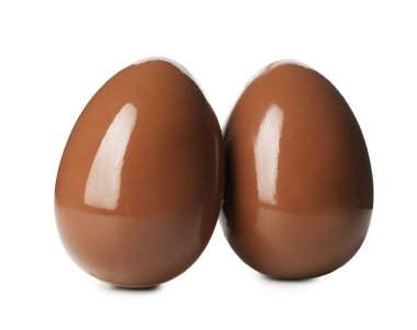 Beyaza izole edilmiş iki çikolata yumurtası. Mutlu Paskalyalar