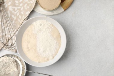 Maya hamuru ve malzemeler ışık masasında, düz yerde. Metin için boşluk