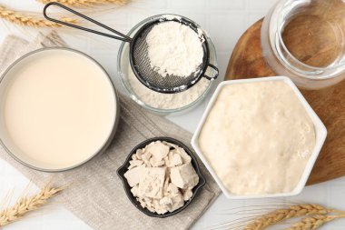 Maya hamuru ve malzemeler beyaz döşeme üzerinde, düz yatıyordu.