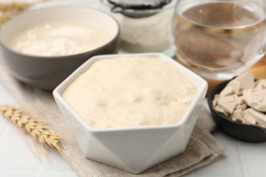 Maya hamuru ve malzemeler beyaz fayanslı masada, yakın plan.