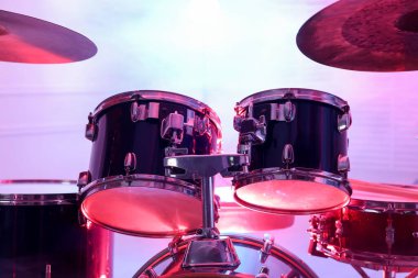 Modern davul seti stüdyoda, yakın plan. Müzik aleti