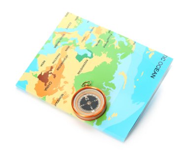 Yolculuk. Pusula ve dünya haritası beyazda izole