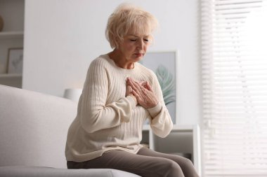 Kalp krizi geçirdi. İçeride göğüs ağrısı çeken son sınıf öğrencisi bir kadın.