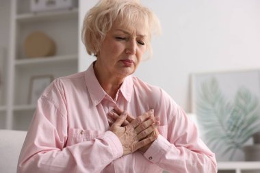 Kalp krizi geçirdi. İçeride göğüs ağrısı çeken son sınıf öğrencisi bir kadın.