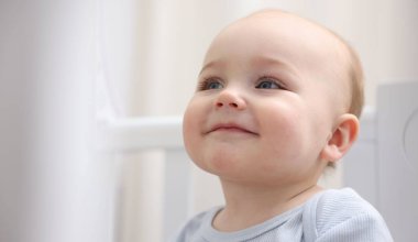 Evdeki şirin küçük bebek, yakın plan. Metin için boşluk