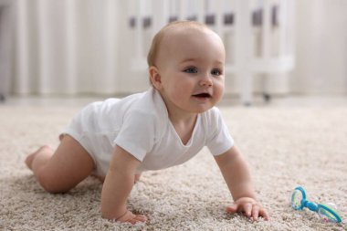 Evdeki halının üzerinde şirin bir bebek.