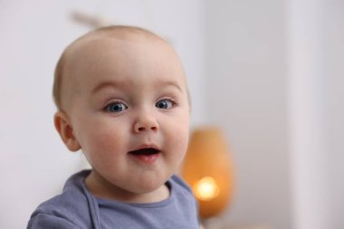 Evdeki şirin küçük bebek, yakın plan. Metin için boşluk