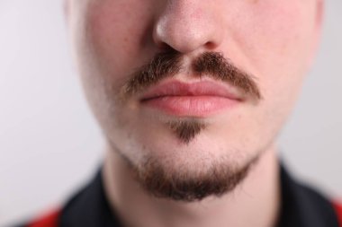 Bıyıklı adam arka planda, yakın plan.