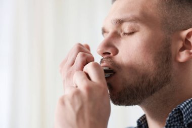 Evde mızıka çalan adam, yakın plan. Metin için boşluk