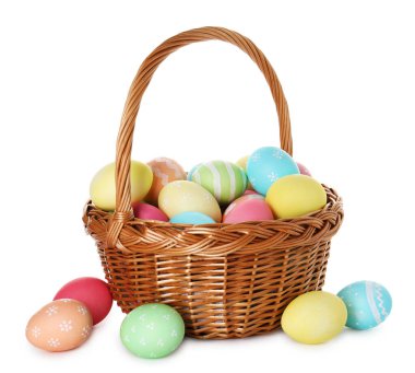 Hasır sepetteki boyanmış Paskalya yumurtaları beyaza izole edilmiş.