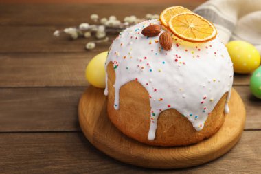 Güzel Paskalya pastası, yumurtalar ve söğüt ağacı ahşap masada, yakın plan