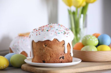 Lezzetli Paskalya pastası ve ahşap masaya boyanmış yumurtalar, yakın plan.