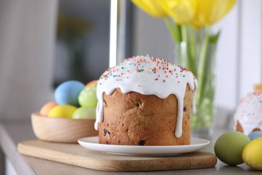 Lezzetli Paskalya pastası ve ahşap masaya boyanmış yumurtalar, yakın plan.