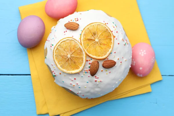 Güzel Paskalya pastası ve yumurtalar mavi ahşap masada, düz yatıyordu.