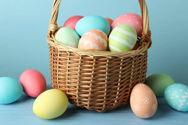 Güzel Paskalya yumurtaları masada açık mavi arkaplanda, yakın plan.