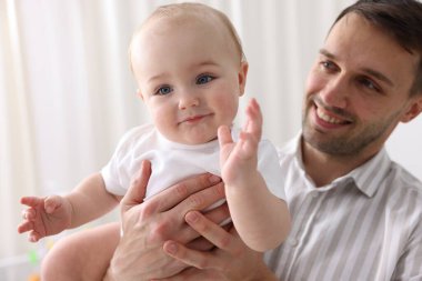 Babası evde sevimli küçük bebeğiyle, seçici bir şekilde odaklanmış.