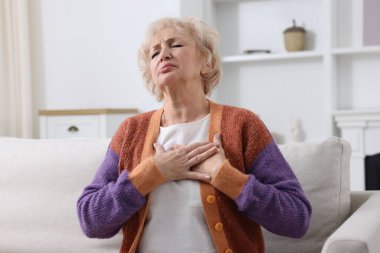 Kalp krizi geçirdi. İçeride göğüs ağrısı çeken son sınıf öğrencisi bir kadın.