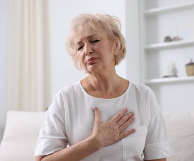 Kalp krizi geçirdi. İçeride göğüs ağrısı çeken son sınıf öğrencisi bir kadın.