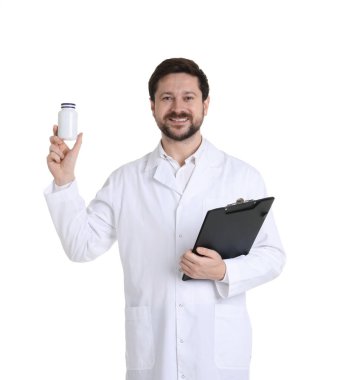 Beyaz arka planda panosu ve tıbbi şişesi olan gülümseyen bir eczacı.