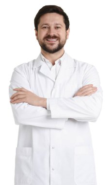 Beyaz arka planda çapraz kollu ceketli gülümseyen eczacı.
