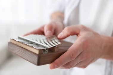 Evde Kalimba oynayan adam, yakın plan. Müzik aleti