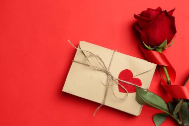 Bir yığın aşk mektubu ve kırmızı arka planda gül. Metin için boşluk