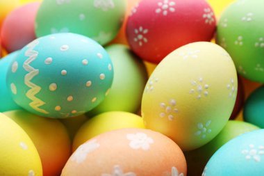 Arka plan olarak pek çok Paskalya yumurtası boyanmış. Yakın plan.