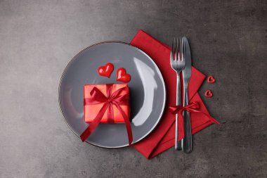 Gri arkaplanı ve düz yatağı olan zarif masa ayarı