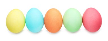 Boyalı Paskalya yumurtaları beyaza izole edilmiş, üst manzara