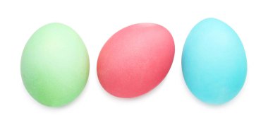 Boyalı Paskalya yumurtaları beyaza izole edilmiş, üst manzara