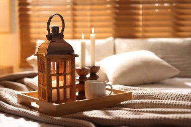 İçinde yanan mumlar ve sıcak içeceklerle dolu güzel bir Noel feneri. Metin için boşluk