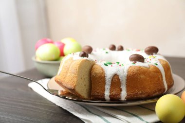 Lezzetli Paskalya pastası, ahşap masanın üzerinde boyanmış yumurtalar, yakın plan.