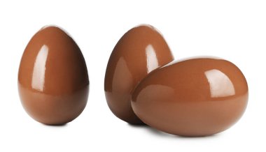 Lezzetli çikolata yumurtaları beyaza izole edilmiş.