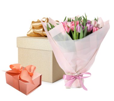 Buket çiçek ve hediye kutuları üzerinde beyaz izole