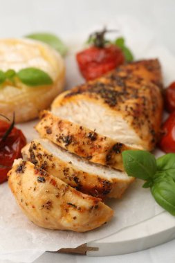 Lezzetli kızarmış tavuk göğsü, peynir, güneşte kurutulmuş domates ve fesleğen, yakın plan.