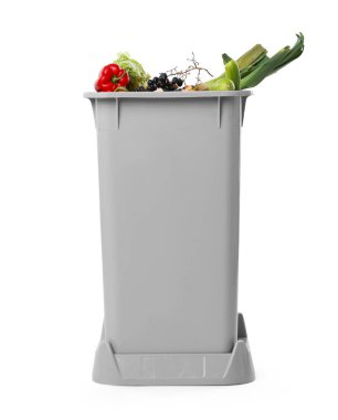 Çöp tenekesindeki çöpler beyazda izole edilmiş. Atık sıralama