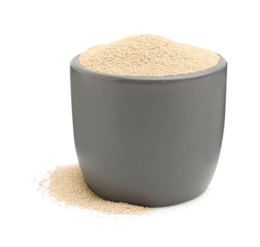 Kuru maya beyaz kasede izole edilmiş.