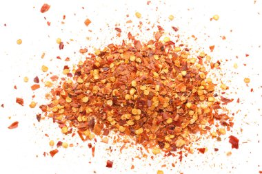 Kırmızı biber taneleri yığını beyaza izole edilmiş, en üstte.