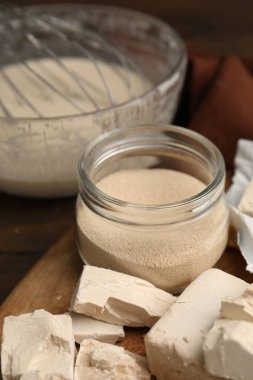 Ahşap masa üzerinde farklı tür maya ve karışım, yakın plan.