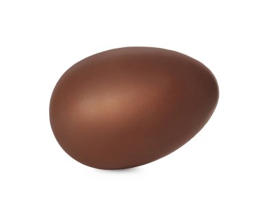 Beyaza izole edilmiş lezzetli bir çikolata yumurtası. Mutlu Paskalyalar