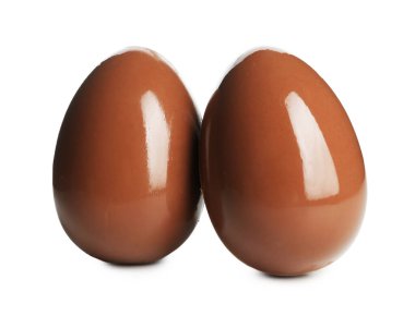 Beyaza izole edilmiş iki çikolata yumurtası. Mutlu Paskalyalar